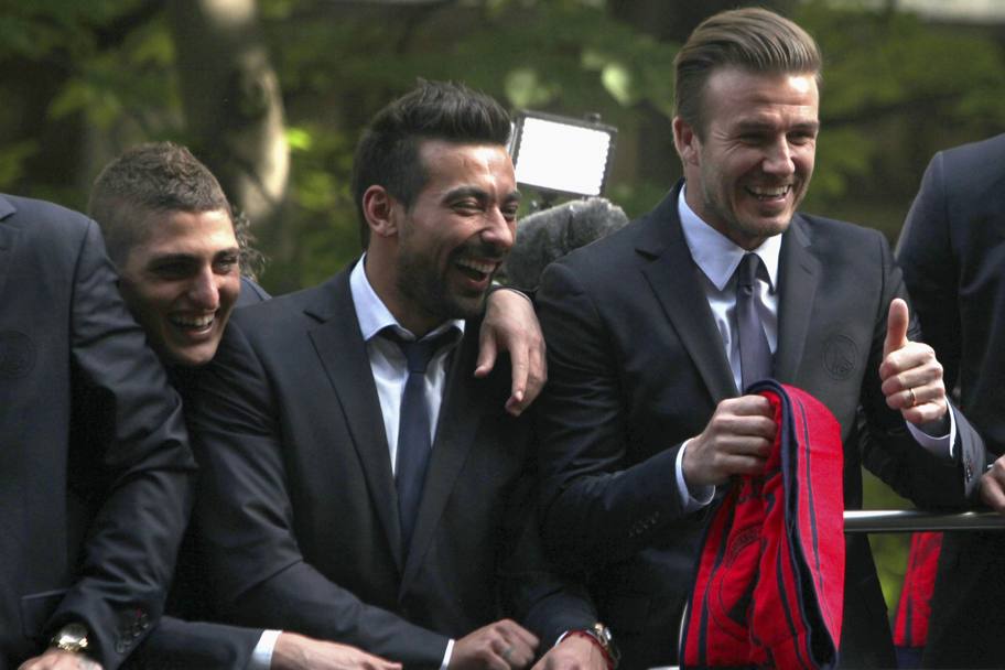 Marco Verratti, Ezequiel Lavezzi e David Beckham festeggiano la vittoria nella Ligue1 2013, la prima di tre consecutive (Lapresse)